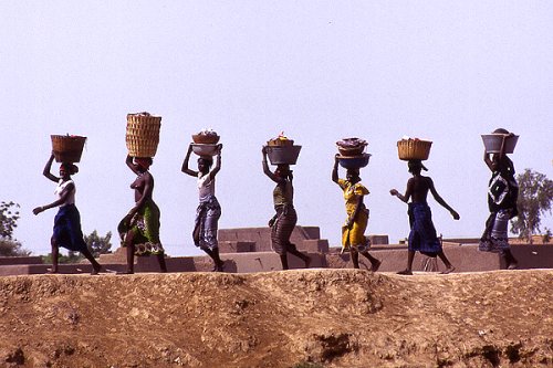 Frauen auf dem Weg zum Markt